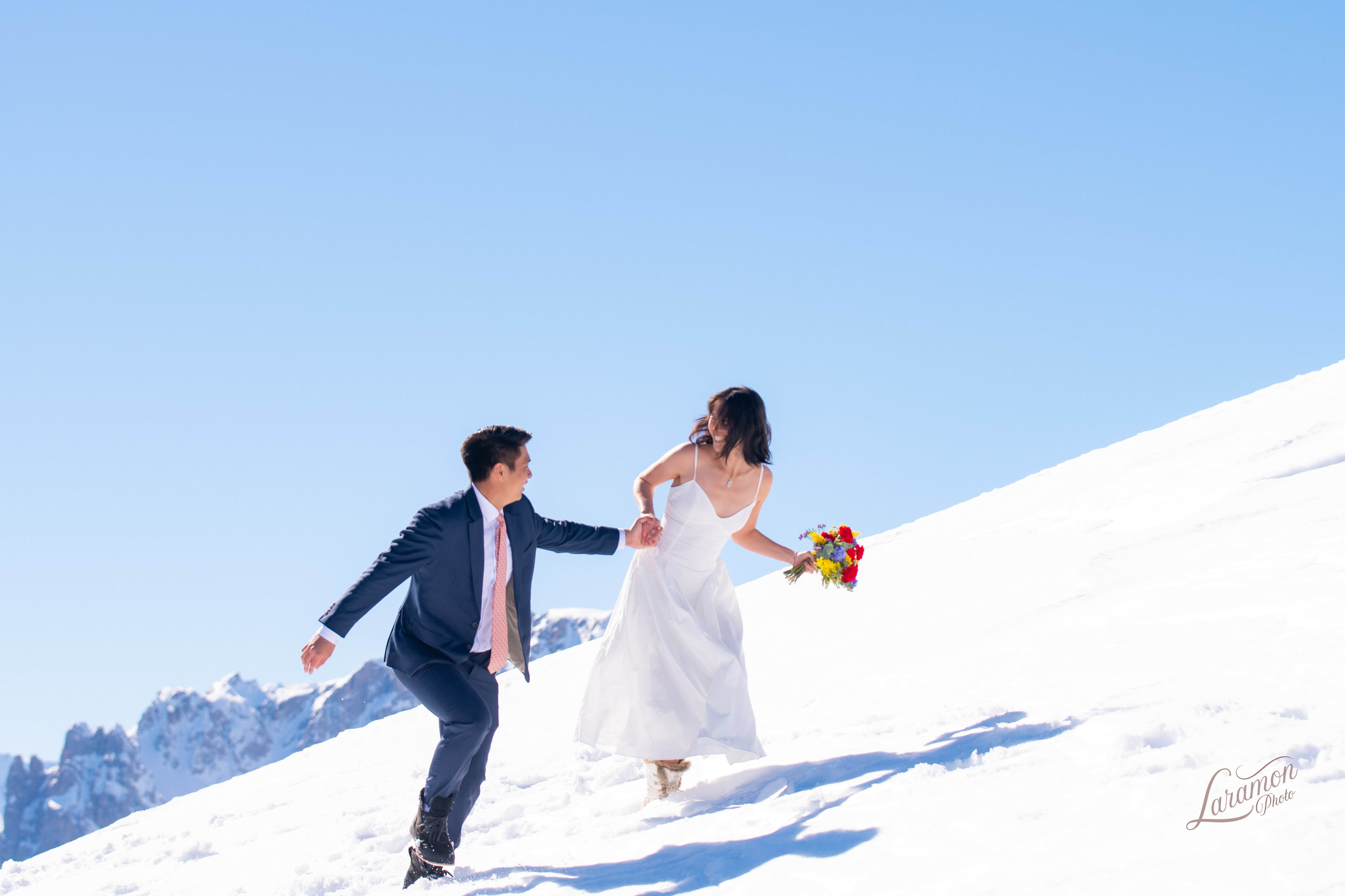 Course dans la poudreuse en robe de mariée
