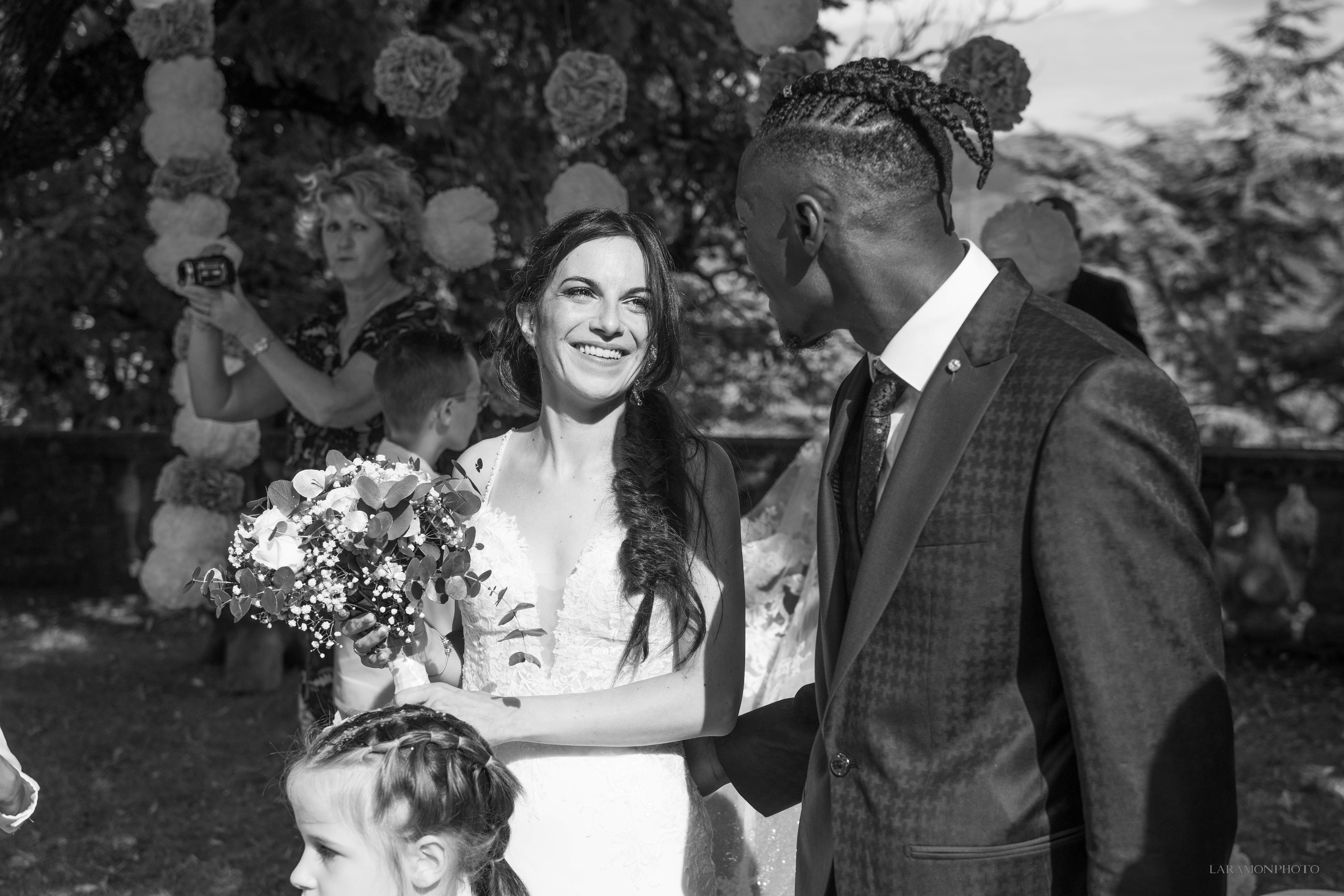 Smiling bride — natural reportage