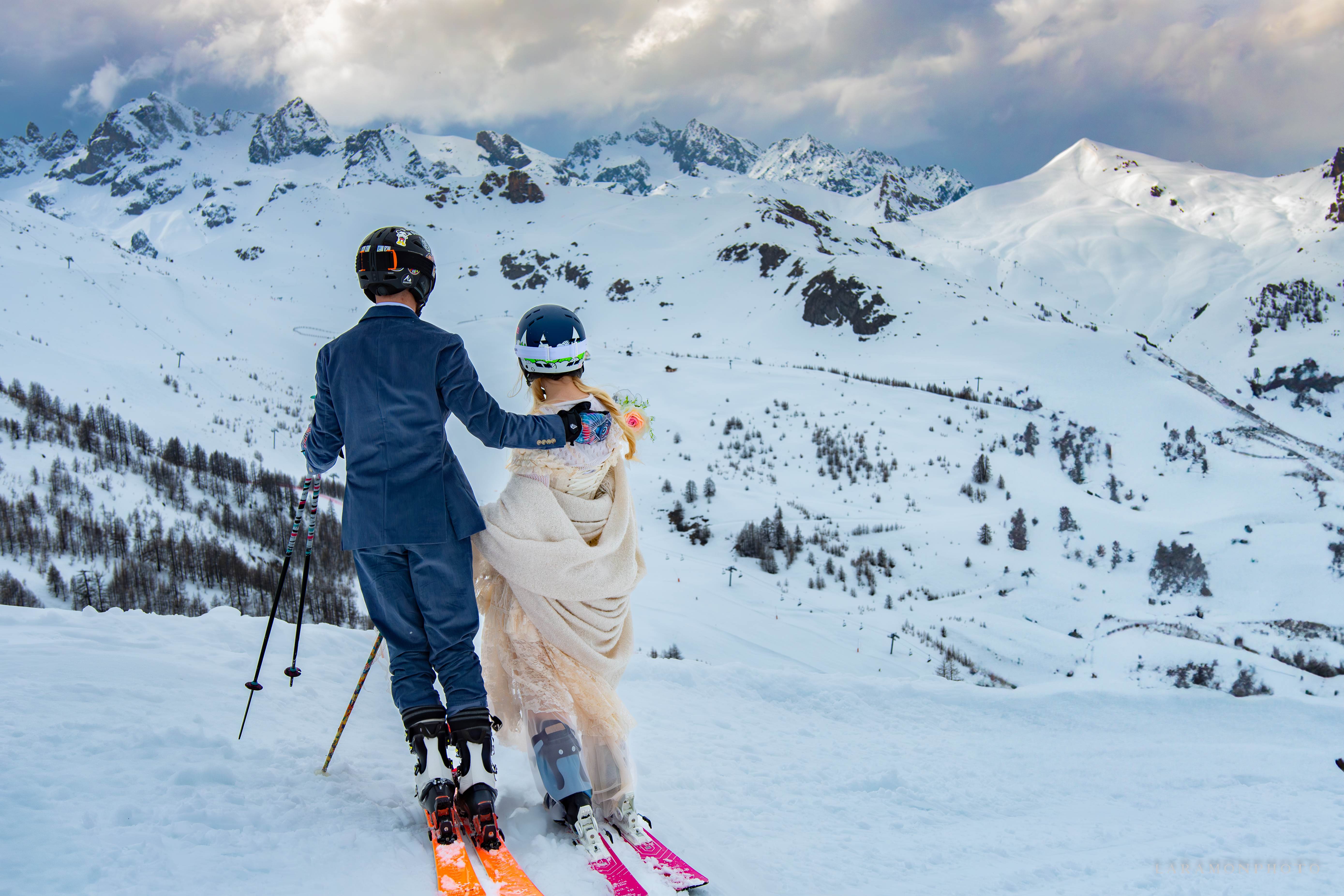Mariés à ski sur les pistes de Serre Chevalier