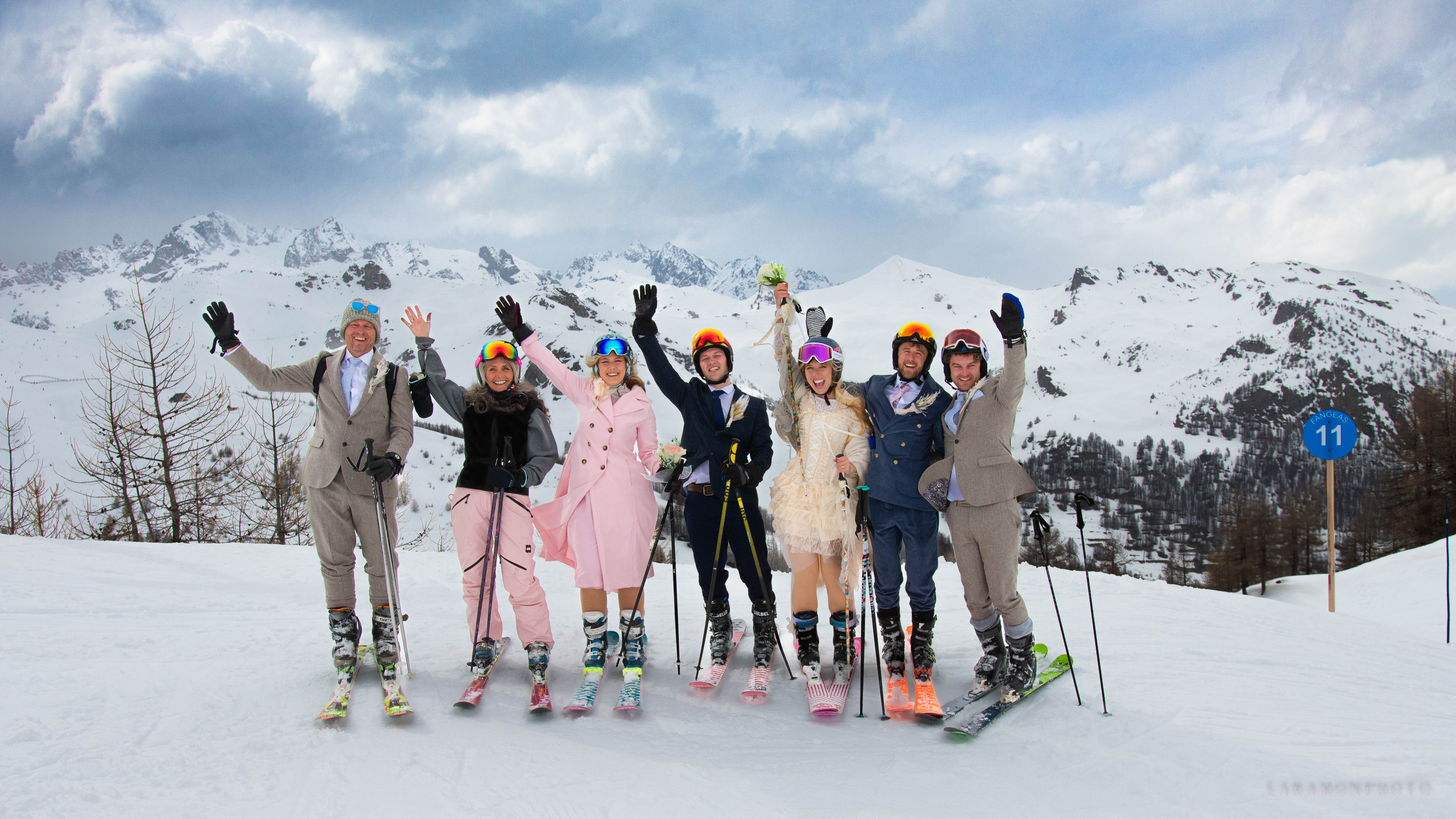 Cortège de mariage à ski face aux sommets