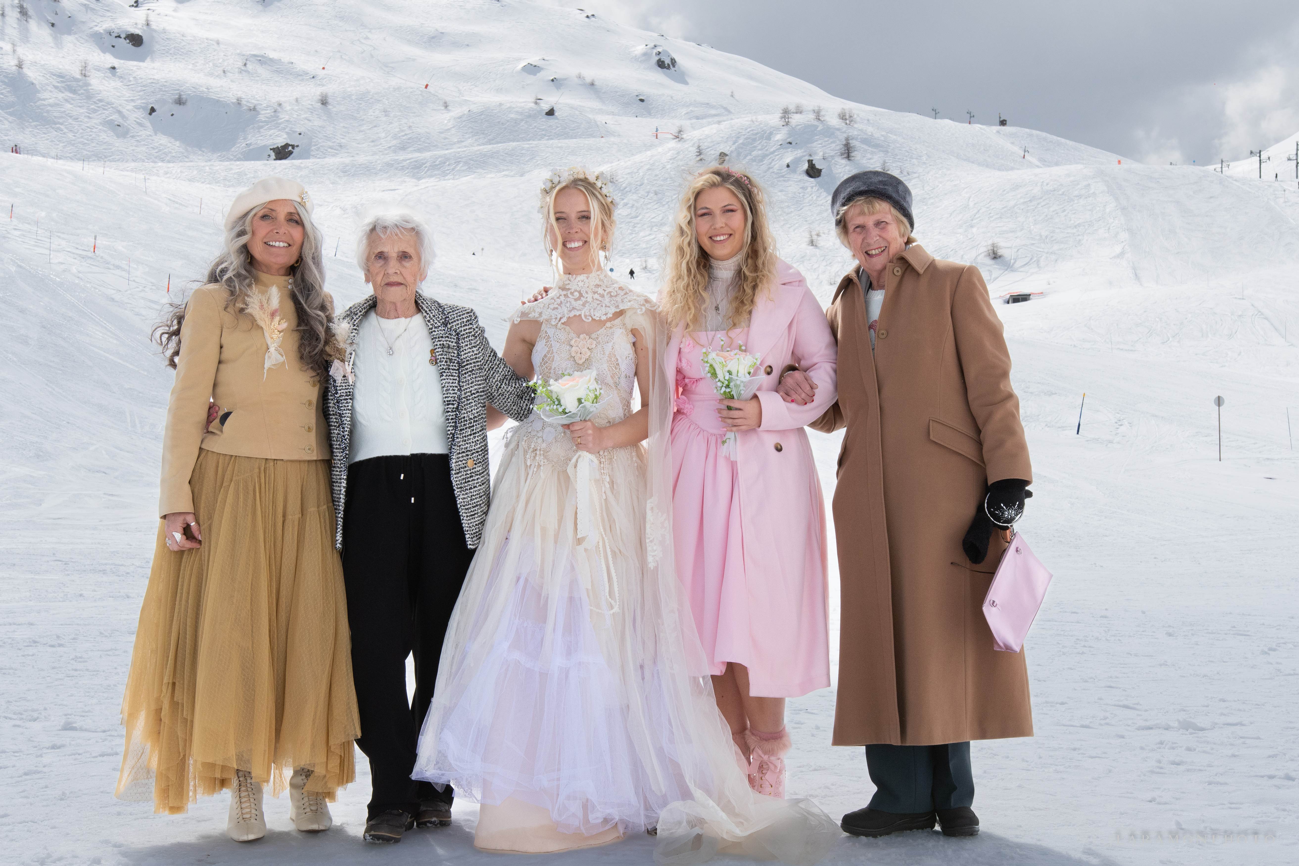 La mariée et ses proches dans la neige à Serre Chevalier