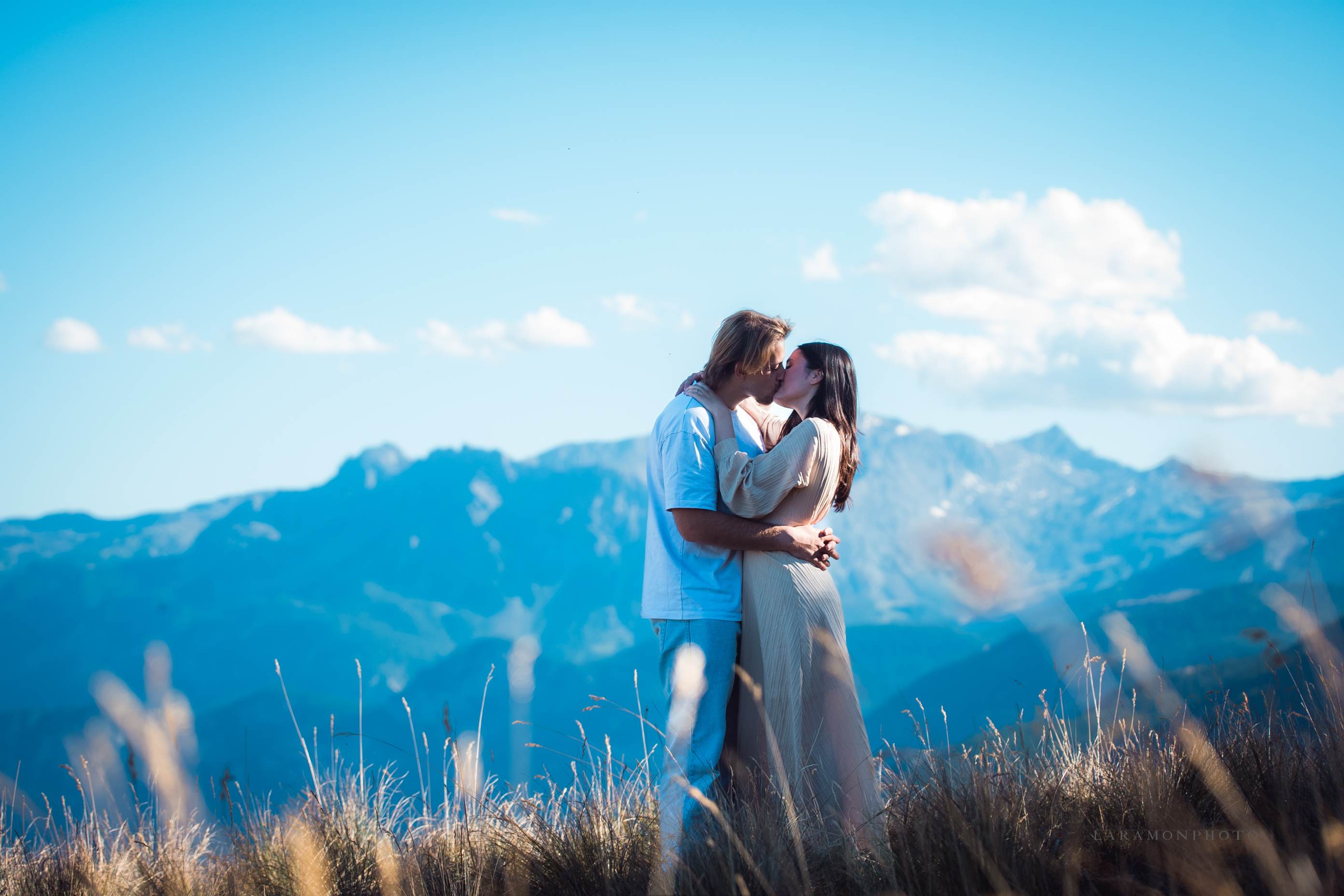 Séance engagement — baiser face aux sommets des Alpes