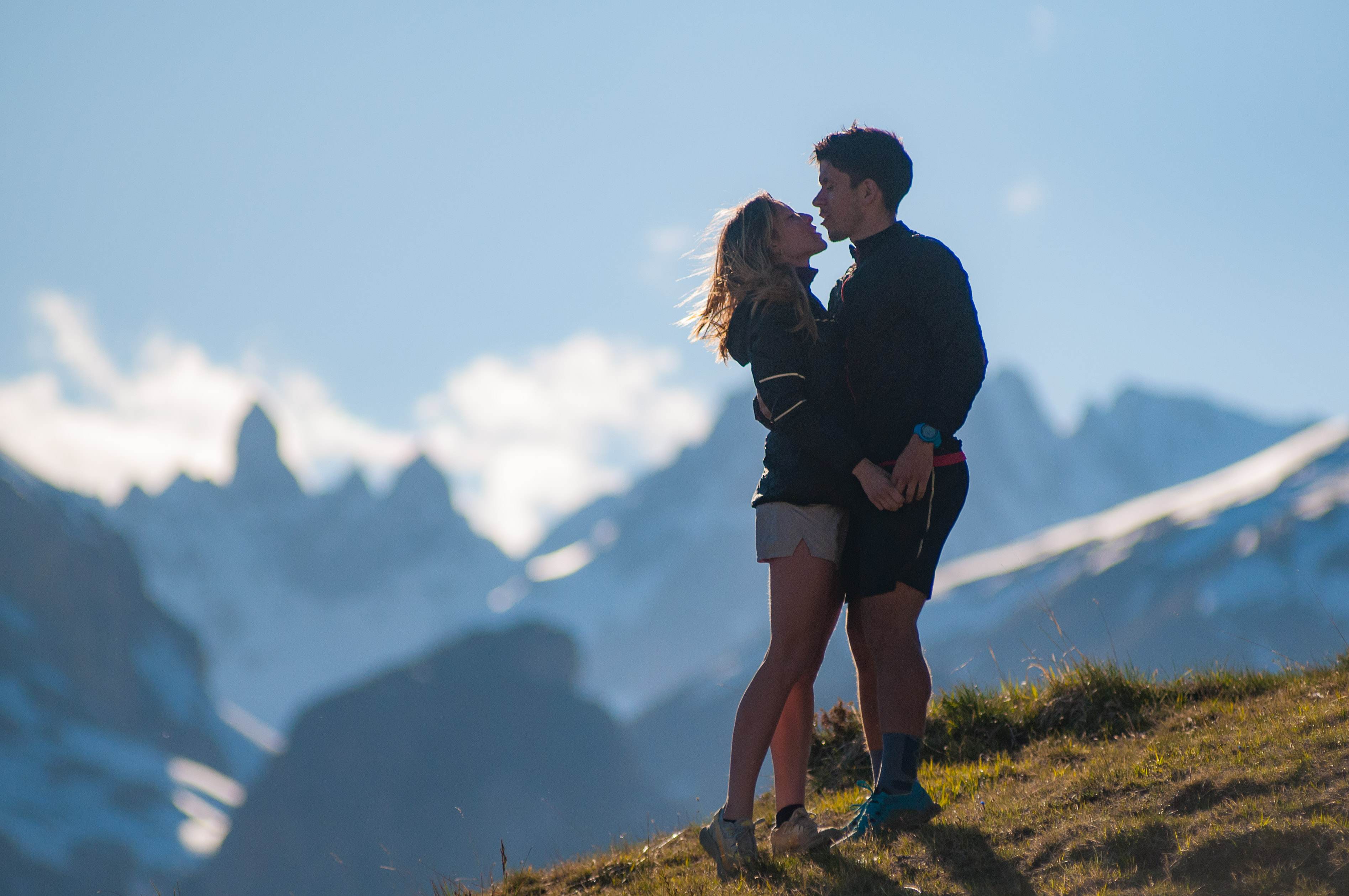 Séance engagement au coucher du soleil devant les aiguilles rocheuses
